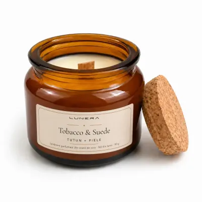 Lumânare parfumată din ceară de soia Tobacco & Suede - Tutun și Piele 90 g - Chihlimbar