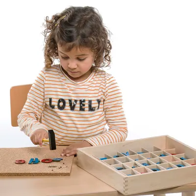 Joc educativ cu litere din lemn și ciocane