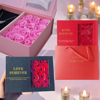 Cutie cadou trandafiri LoveBox – 12 flori din săpun cu spațiu bijuterii