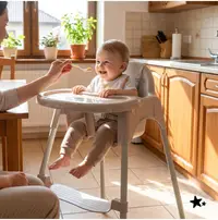 Scaun de masa pentru bebelusi Malplay Keri Sand, 2 in 1, prevazut cu tavita dubla detasabila, centuri de siguranta, suport reglabil pentru picioare