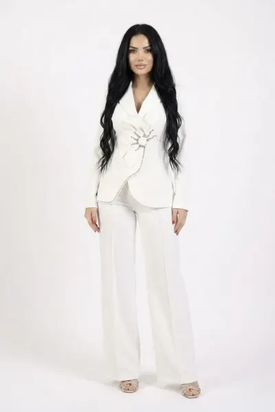 Compleu alb elegant cu format din sacou cambrat cu detaliu pretios si pantaloni evazati