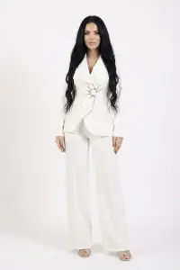 Compleu alb elegant cu format din sacou cambrat cu detaliu pretios si pantaloni evazati