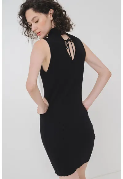 Rochie cambrata cu guler turtleneck - Negru