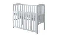 Patut din lemn Nichiduta Tobi White 100x50 cm cu laterala culisanta,margine din silicon pentru protectie dintisori,design modern,margini rotunjite,3 nivele de reglare somiera, vopsele si materiale sigure