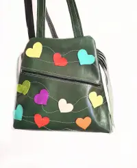 Rucsac verde smarald din piele naturala,cu inimioare colorate