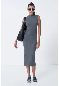 Rochie cambrata din amestec de casmir si matase cu guler inalt - Gri