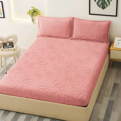 Cearsaf / Husa cu Elastic Cocolino 180x200cm si 2 fete de perna 50x70cm, Roz, flori embosate in relief