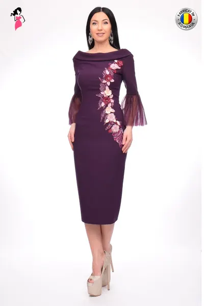 Rochie de ocazie dreapta din stofa fina calitativa cu broderie pretioasa in partea superioara