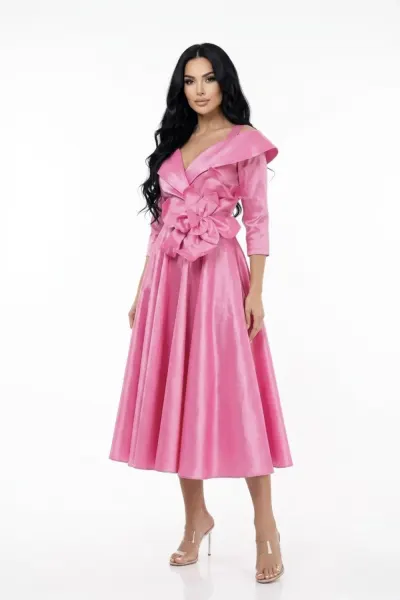 Rochie eleganta cu croi in clos din tafta de culoare roz prevazuta cu flori maxi