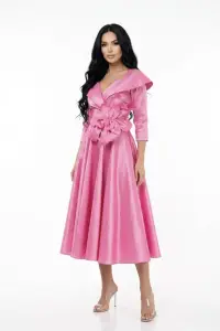 Rochie eleganta cu croi in clos din tafta de culoare roz prevazuta cu flori maxi