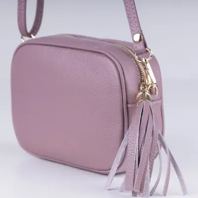 Geanta crossbody roz prafuit din piele naturala, cu ciucure din piele