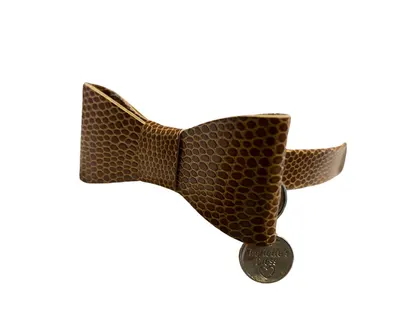 Zgarda caini din ecopiele, maro, decor fundita, 25 cm